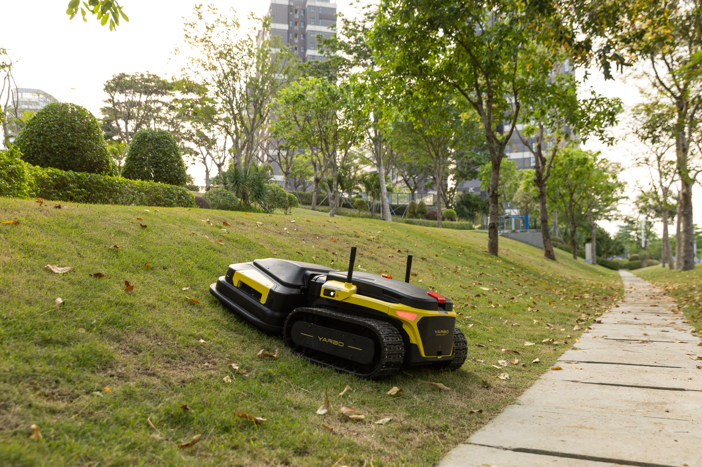 Yarbo Pro Mower 4in1 Bundle image 4