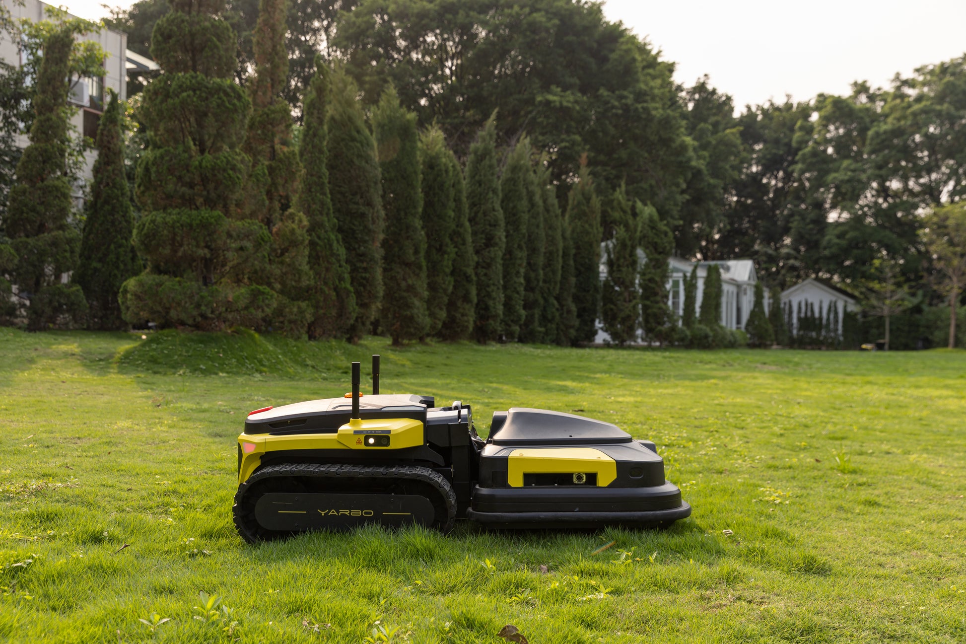 Yarbo Pro Mower 4in1 Bundle image 3